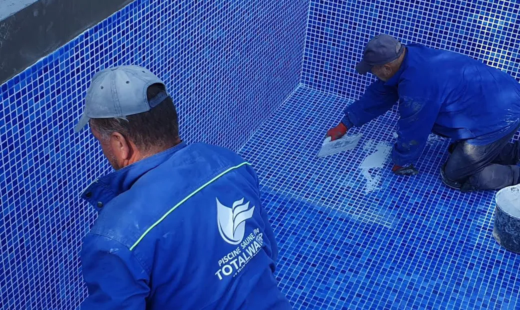 Echipa Total Water montând mozaic în interiorul unei piscine