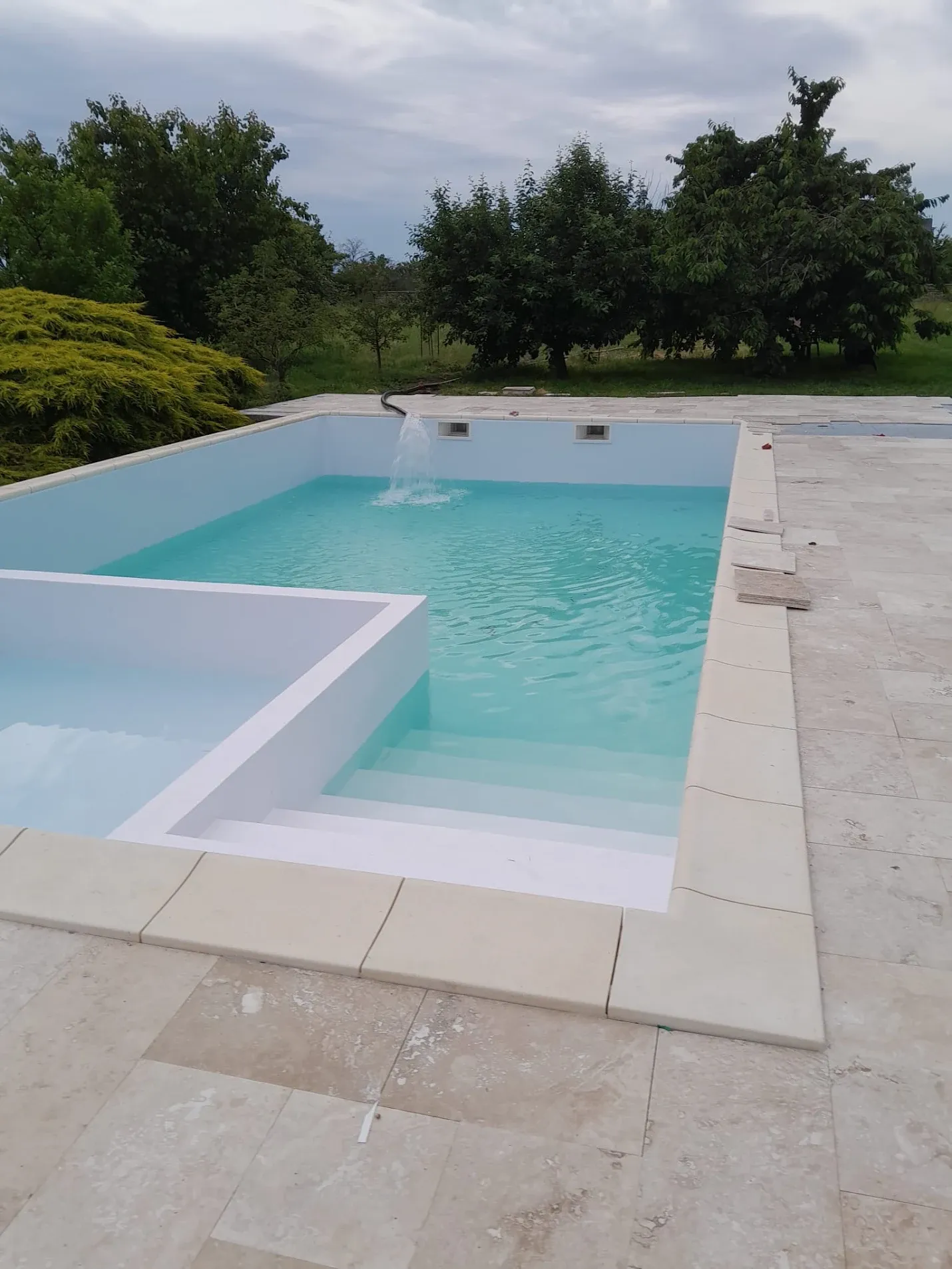 Piscină cu liner alb nou, în timpul umplerii cu apă