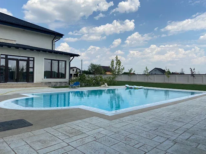 Piscină overflow de 10 × 5 m în curtea unei case din Berceni, Ilfov